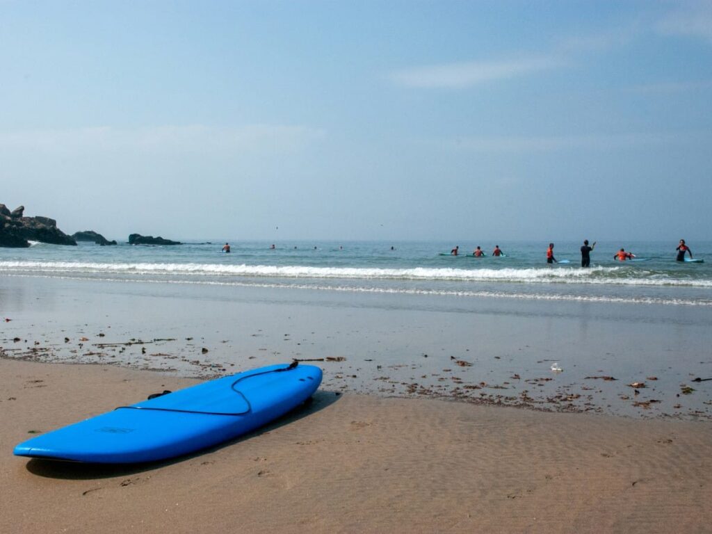 Beginner surf class in matosinhos porto